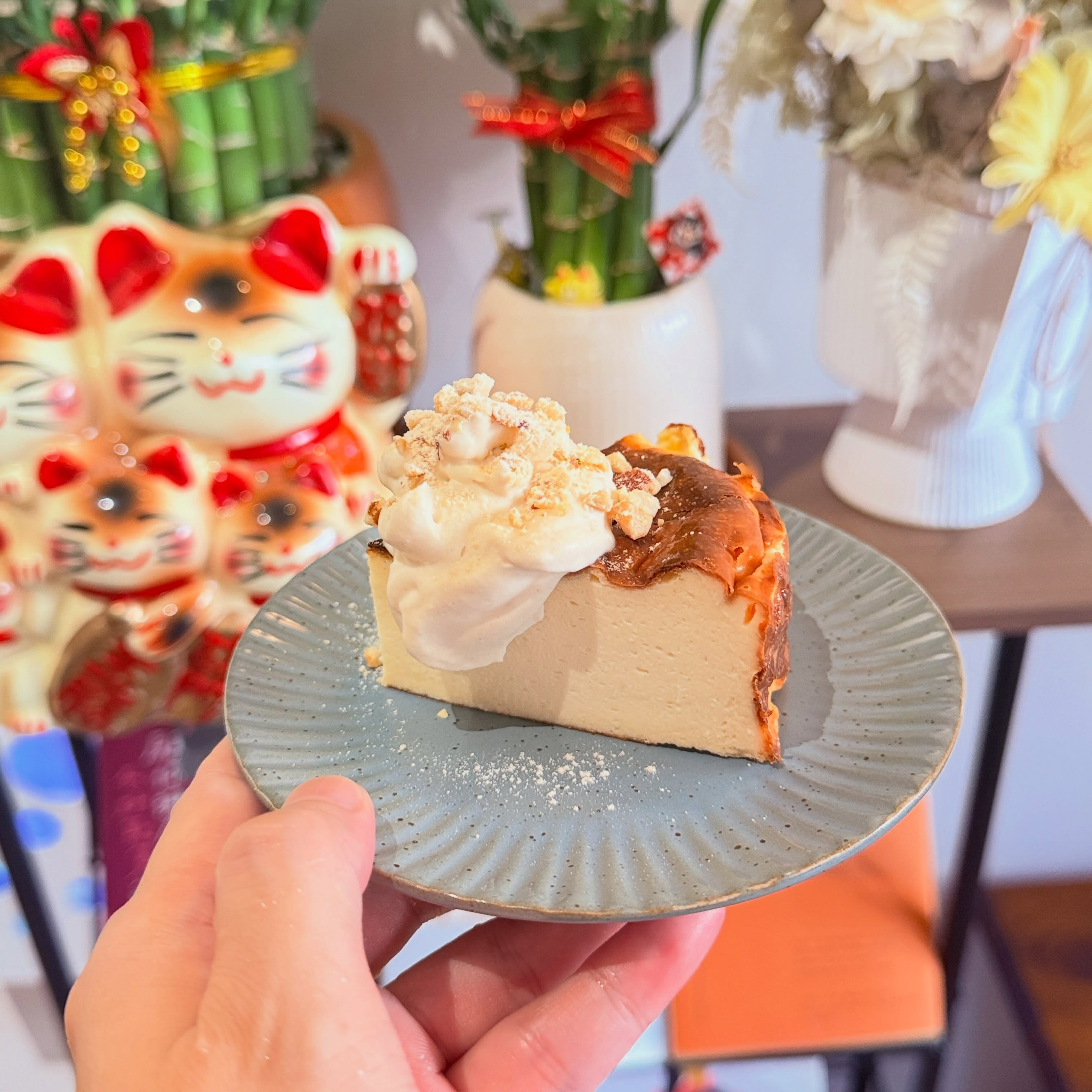 巴斯克蛋糕與店內招財貓
