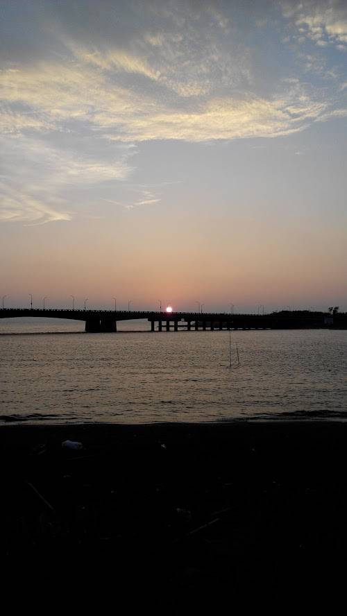 鹽水溪河堤望向橋樘的暖調夕陽
